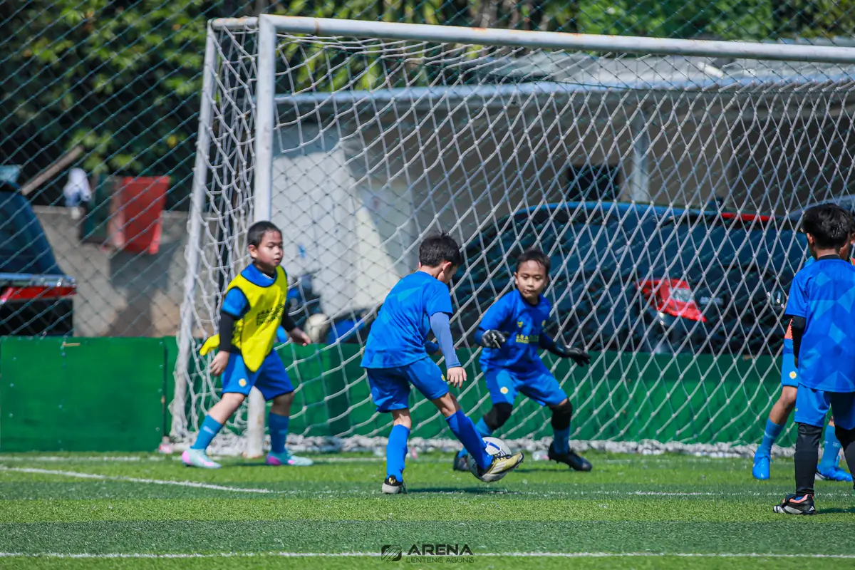 Anak-anak berlatih di lapangan mini BSS Lenteng Agung, Jakarta Selatan