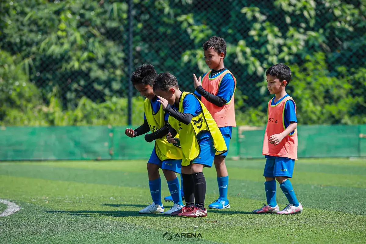 Anak bermain gembira bersama teman di lapangan