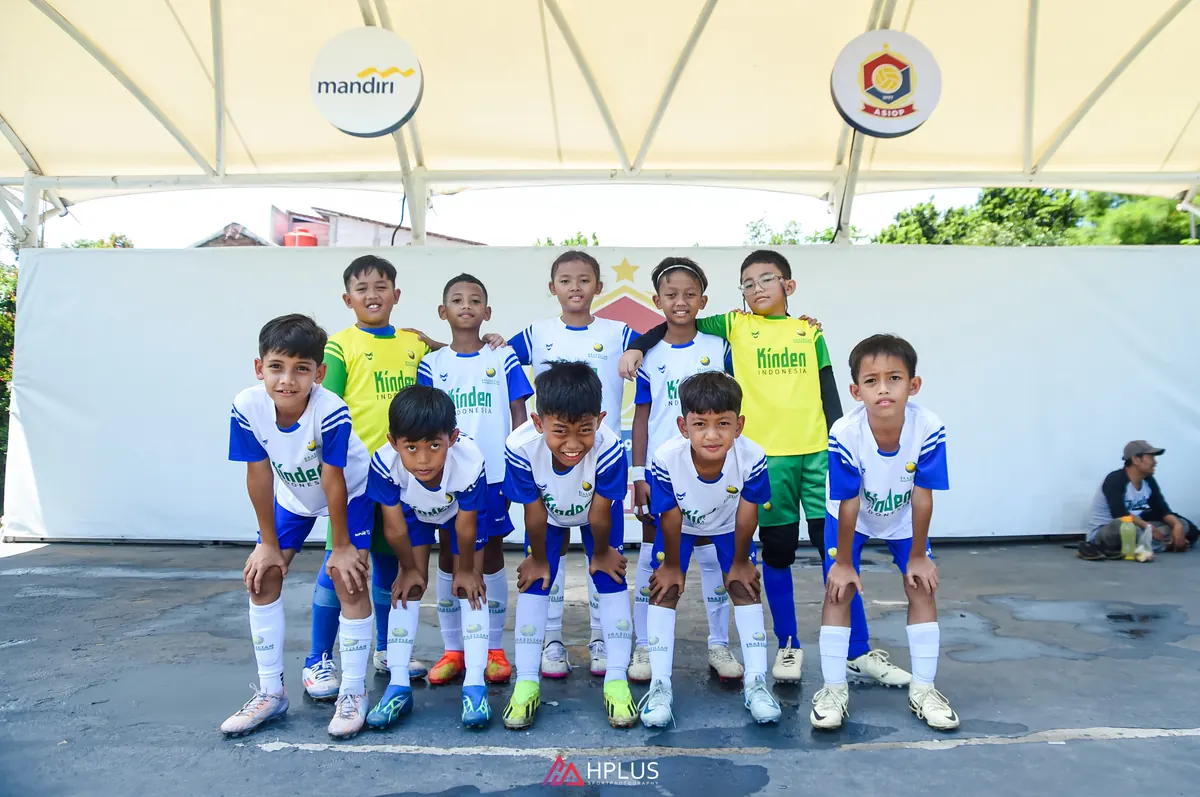 Anak-anak BSS Indonesia berjersey putih berfoto bersama setelah latihan di Bekasi