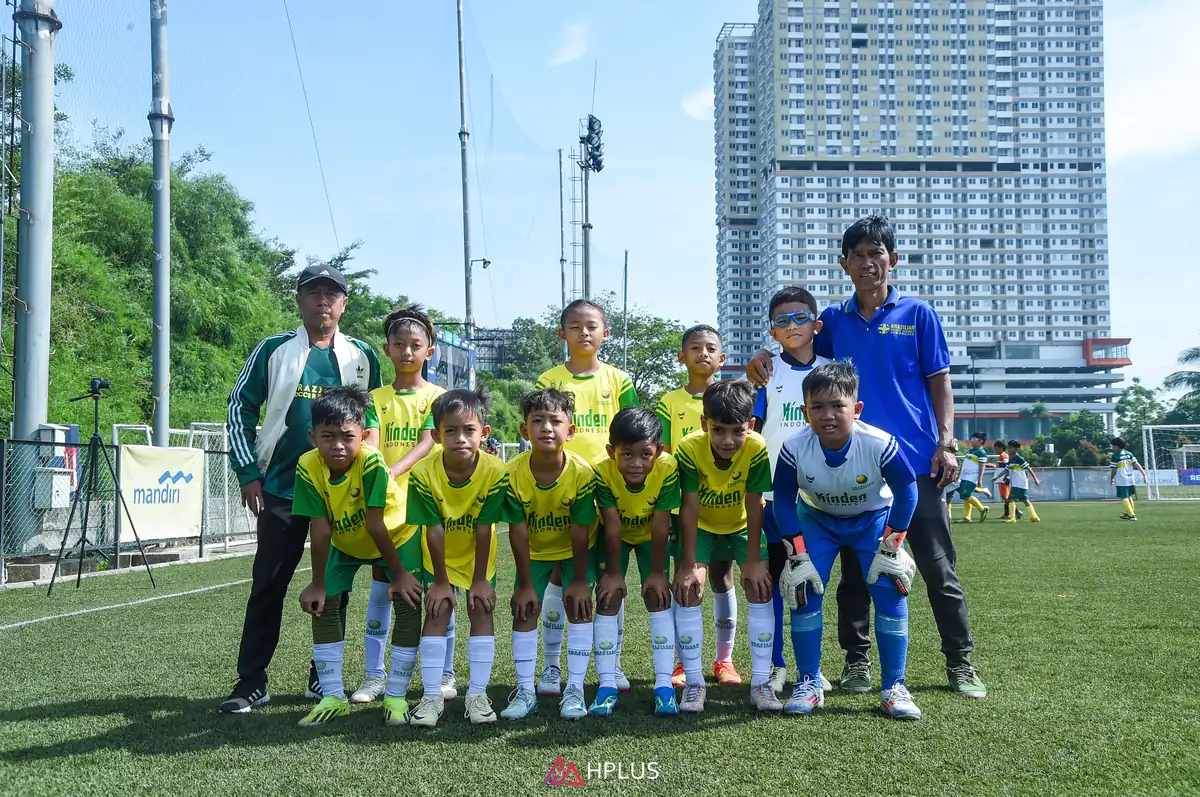 Tim anak BSS Indonesia berfoto bersama pelatih di lapangan LFA Bekasi