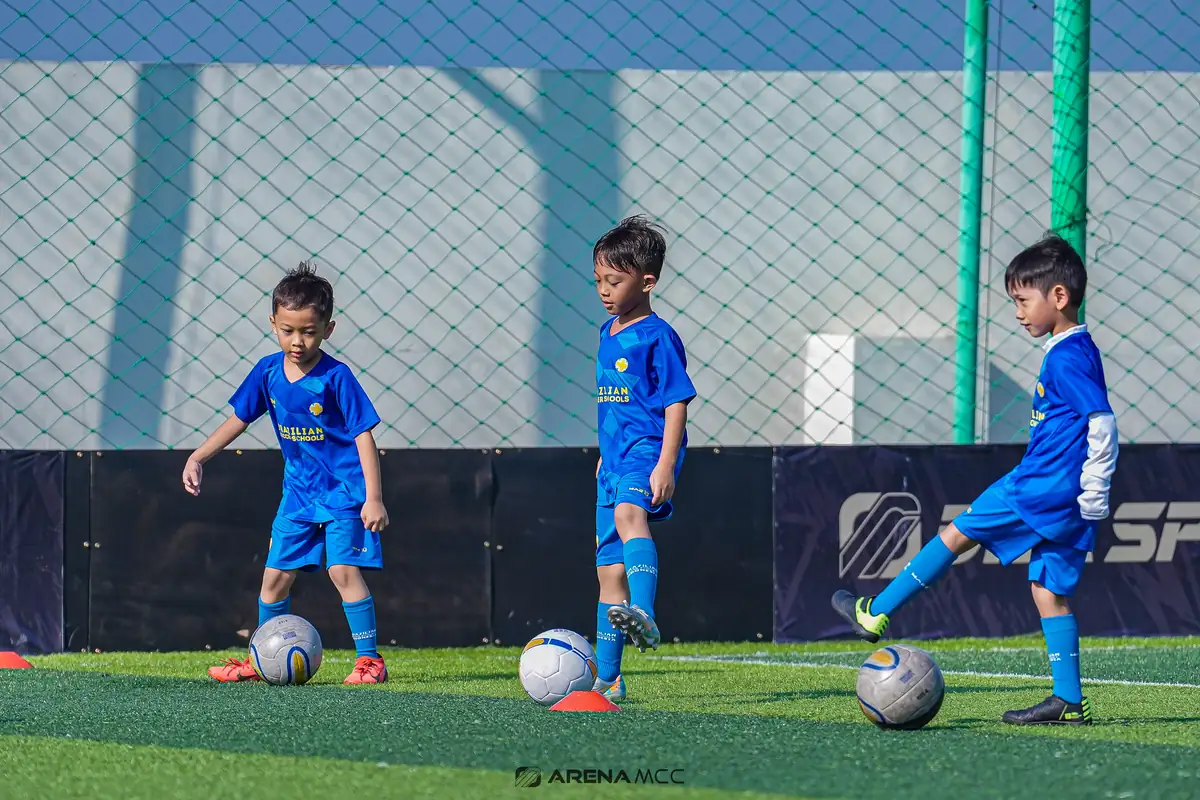 Kelas usia dini sepak bola anak BSS Indonesia Jakarta Barat
