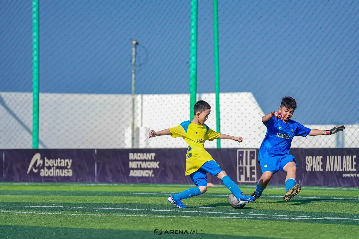 Latihan sepak bola anak di SSB Jakarta Barat BSS Indonesia
