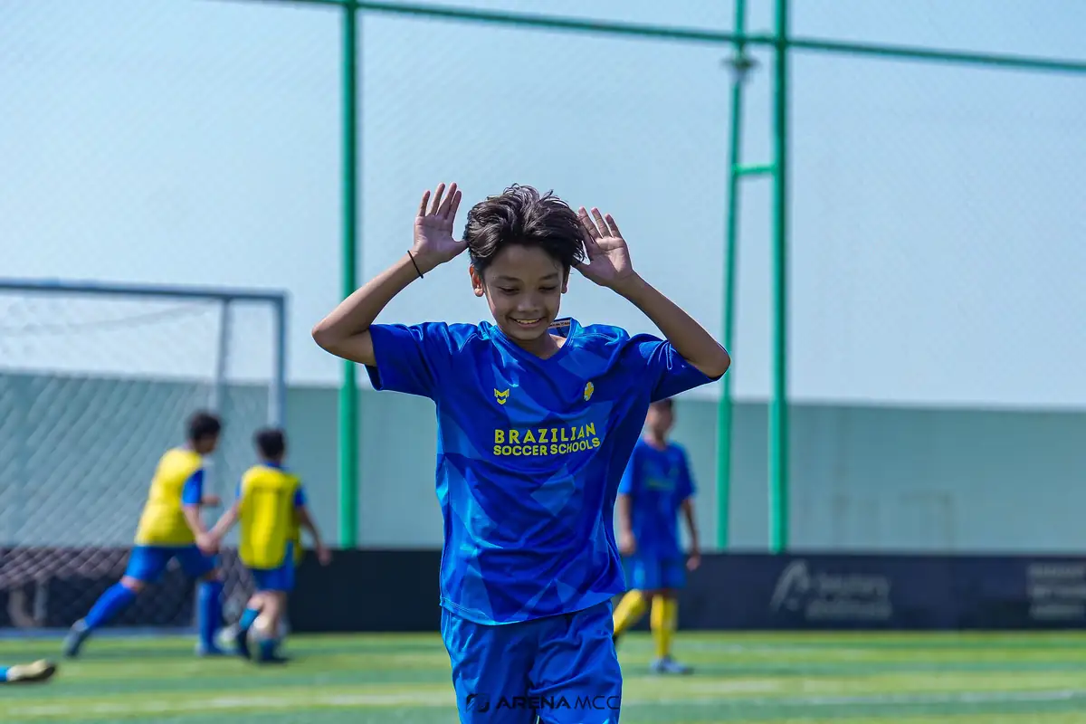 Anak-anak berlatih di sekolah sepak bola anak Jakarta Barat BSS Indonesia