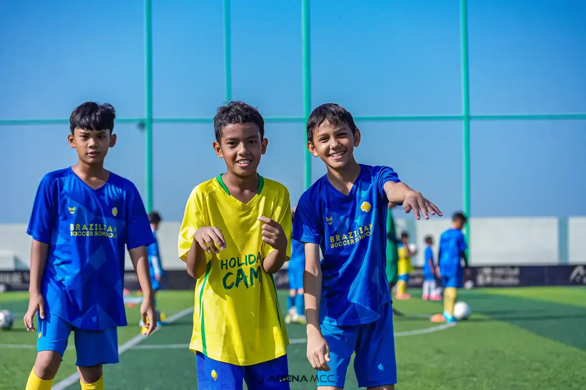 Anak-anak berlatih di sekolah sepak bola anak Jakarta Timur BSS Indonesia