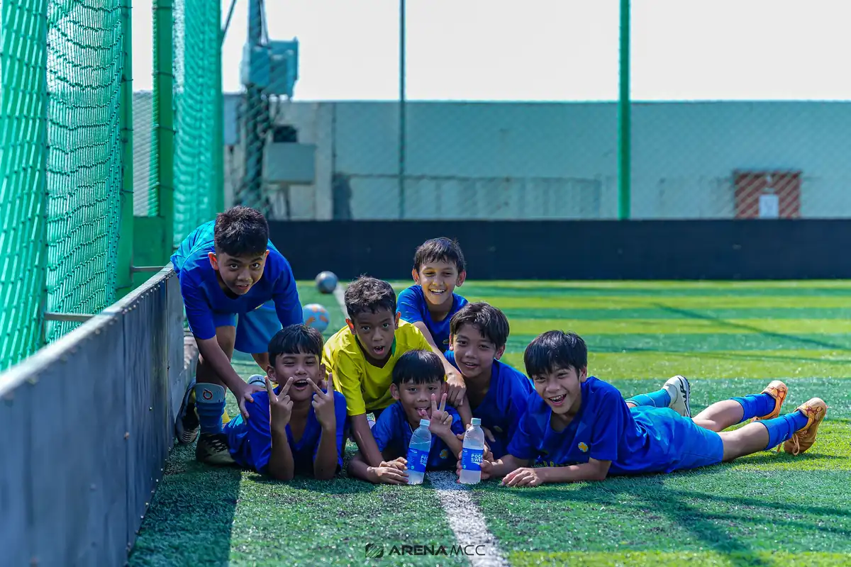 Anak-anak BSS Indonesia tertawa ceria berbaring bersama di lapangan setelah latihan