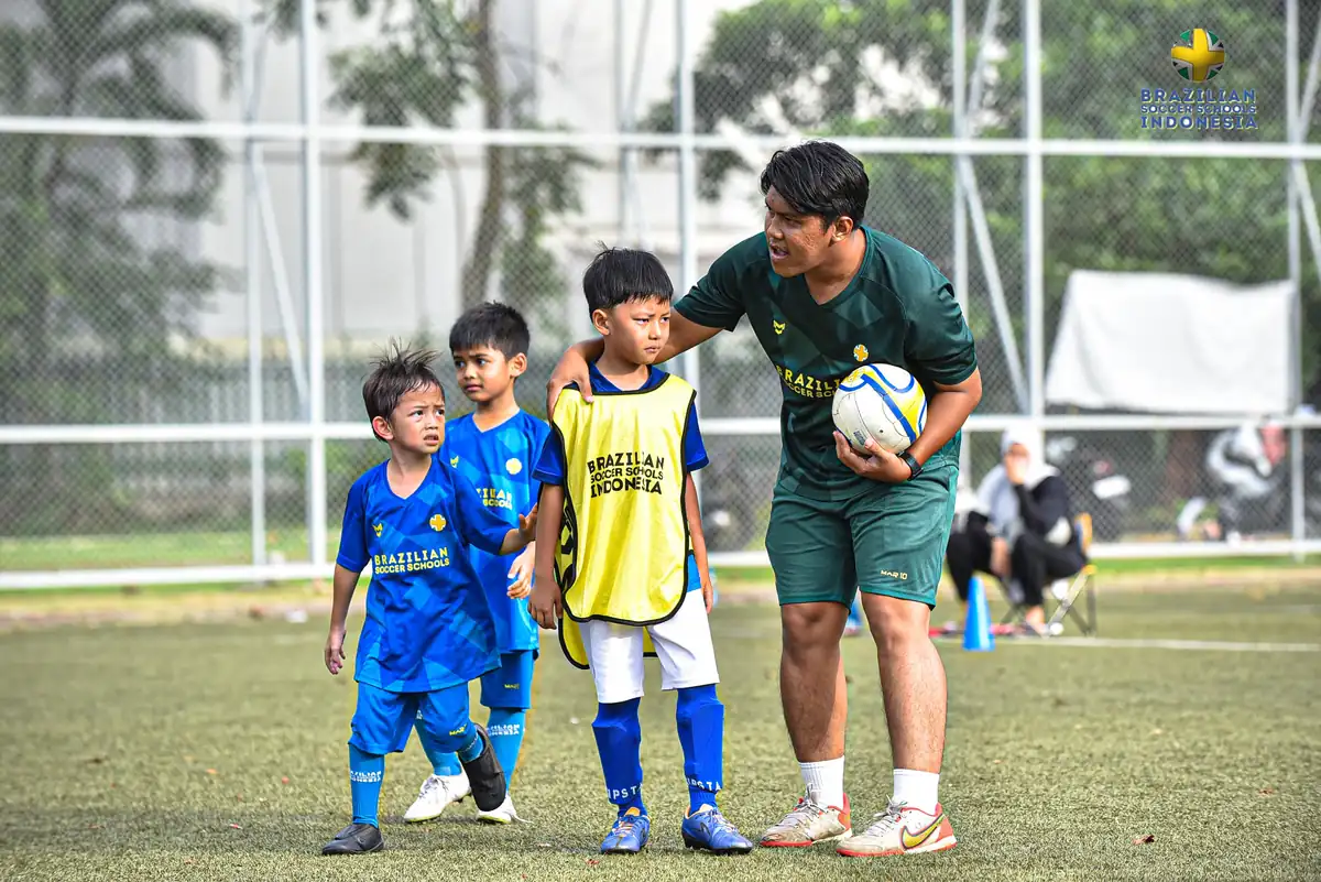 Pelatih BSS Indonesia membimbing anak-anak kecil saat sesi latihan Mini 6