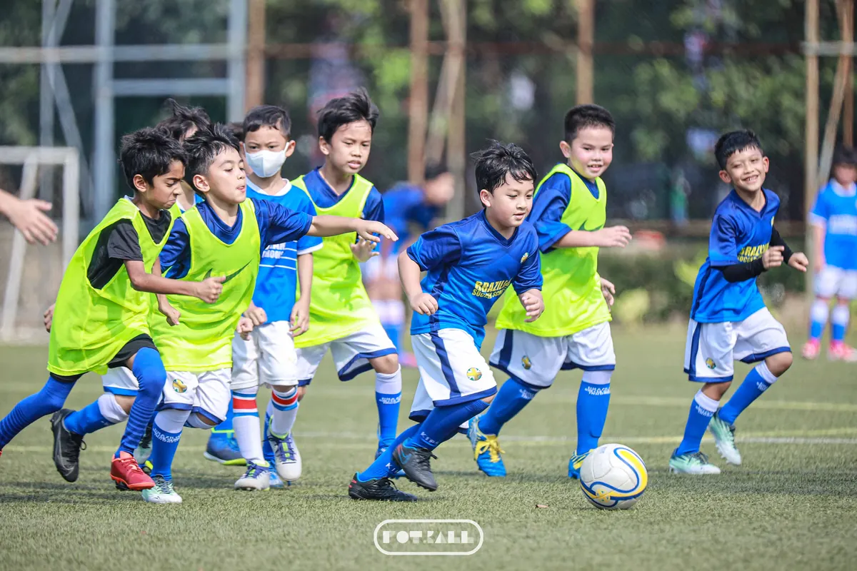 Cara memilih sekolah sepak bola untuk anak: anak-anak menggiring bola saat latihan BSS Indonesia
