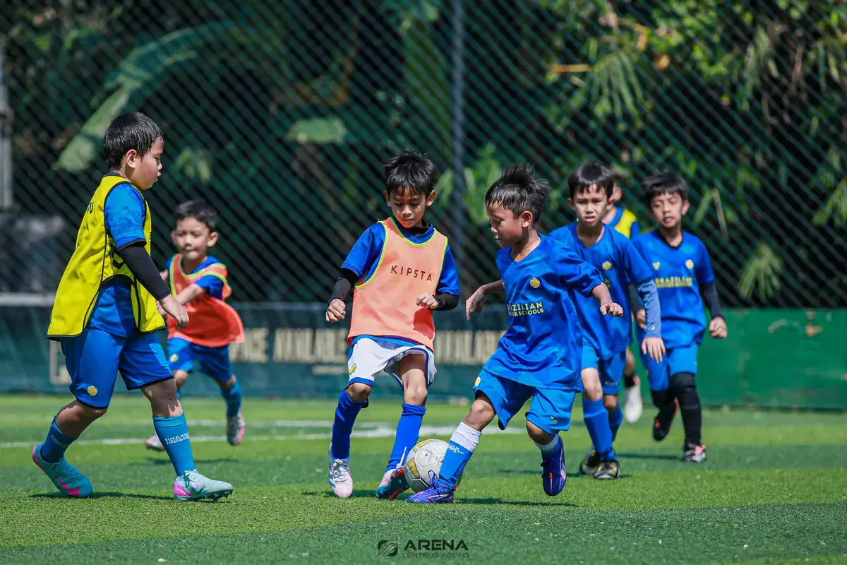 Futsal vs sepak bola untuk anak: anak-anak bermain di lapangan kecil saat sesi BSS Indonesia