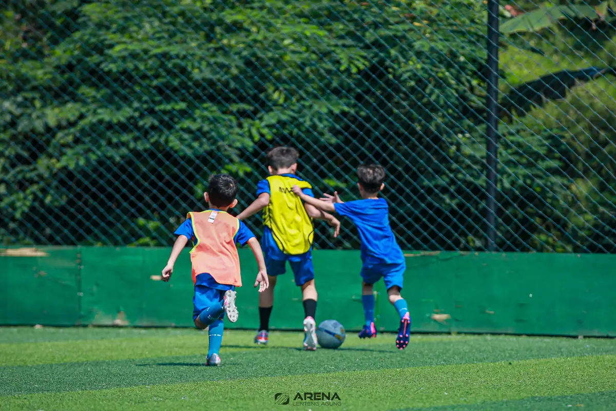 Sekelompok anak bermain bola bersama di lapangan BSS Jakarta Selatan