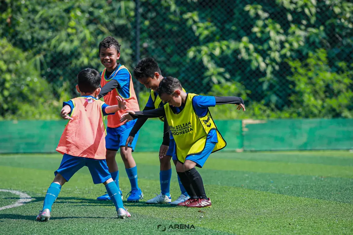 Anak melatih kontrol bola di ruang sempit