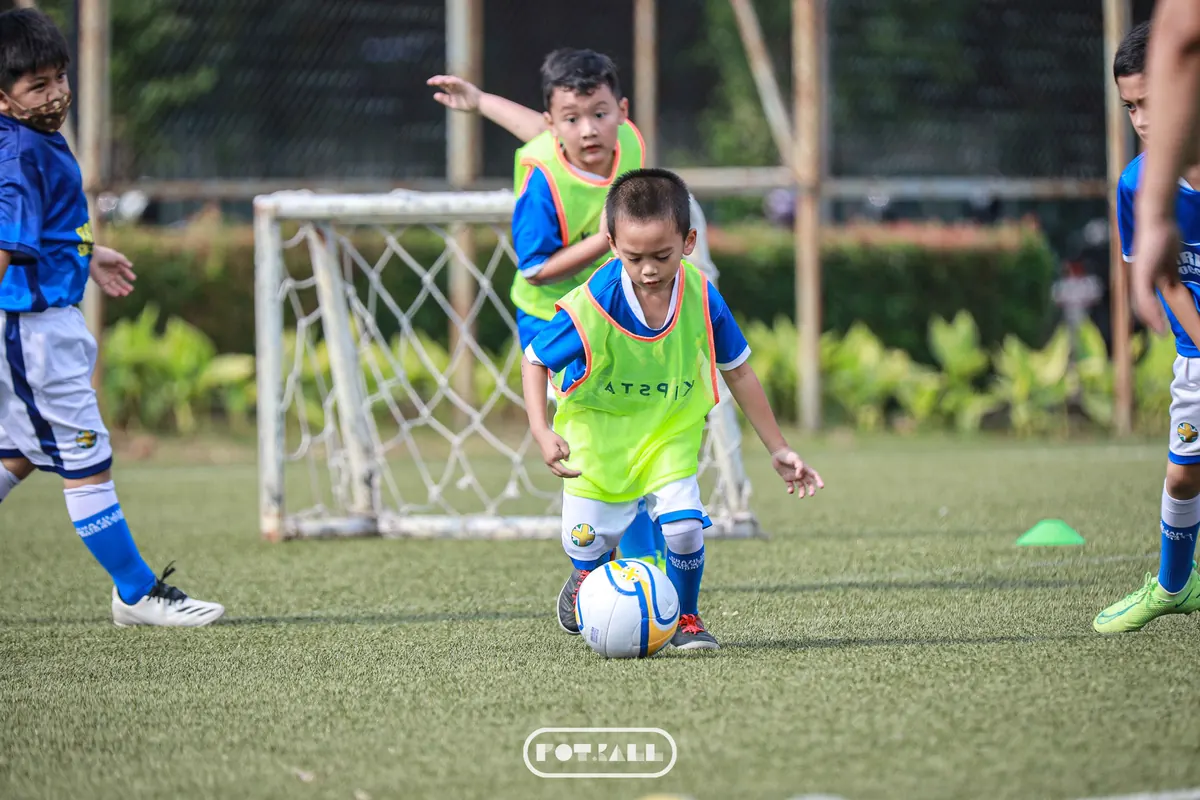 Anak usia dini berlatih menendang ke gawang mini