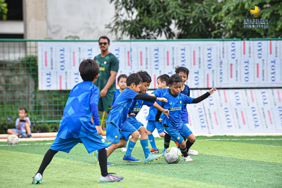 Manfaat sepak bola untuk anak: anak-anak menggiring bola bersama saat latihan BSS Indonesia