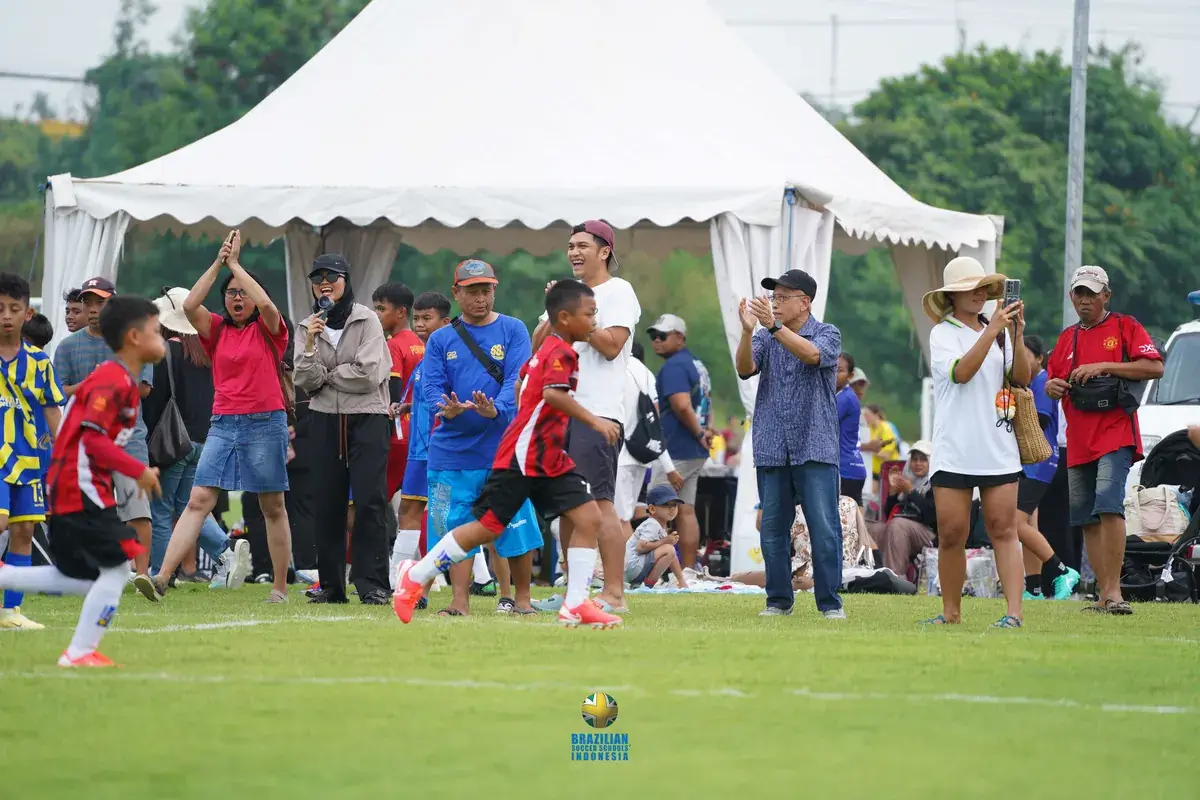 Orang tua menyemangati anak yang sedang bertanding