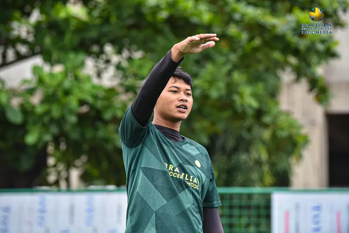 Pelatih memberi semangat kepada anak-anak