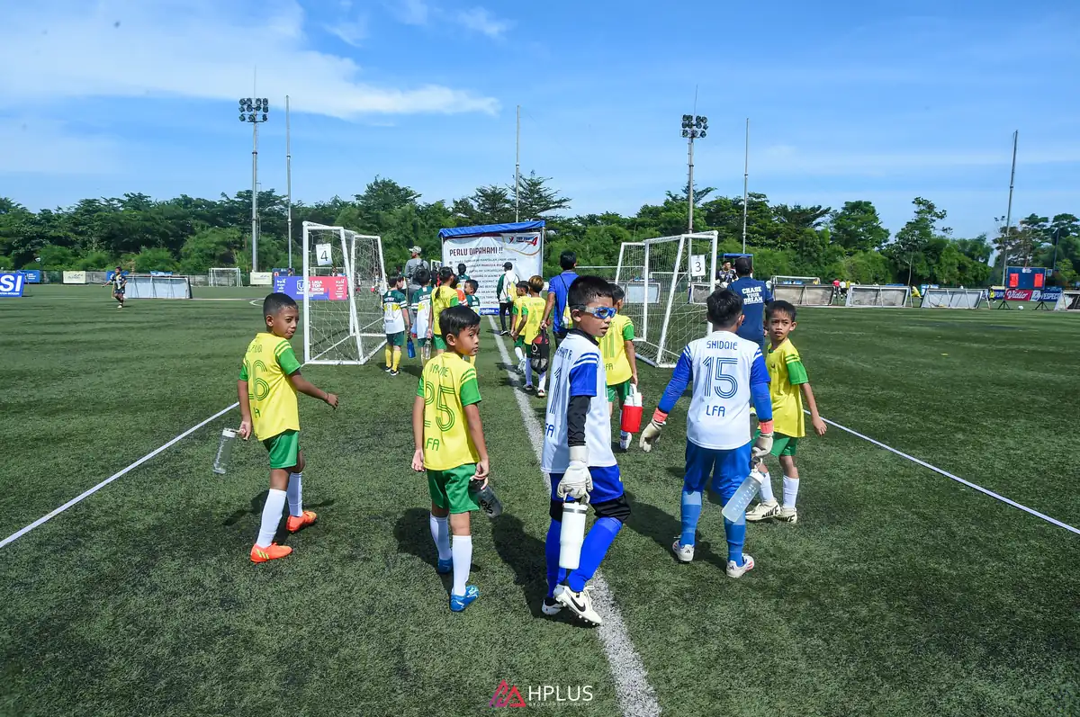 Sekolah sepak bola anak Bekasi: anak-anak bermain di lapangan BSS LFA
