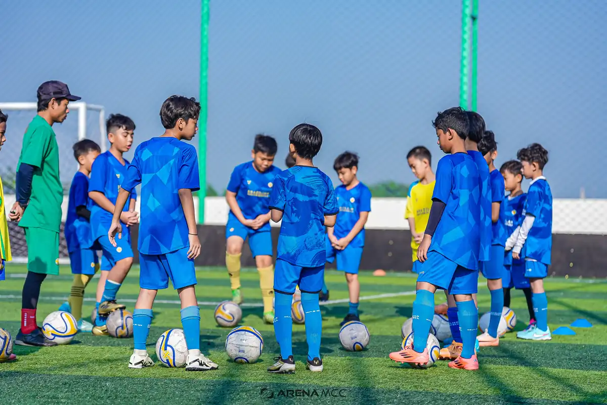 Sekolah sepak bola anak Tangerang: anak-anak BSS Indonesia berlatih bersama pelatih di lapangan