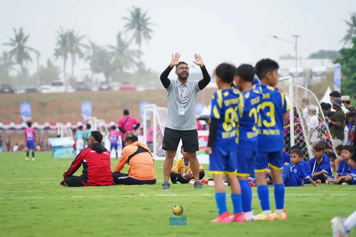 Sorakan semangat dari pinggir lapangan