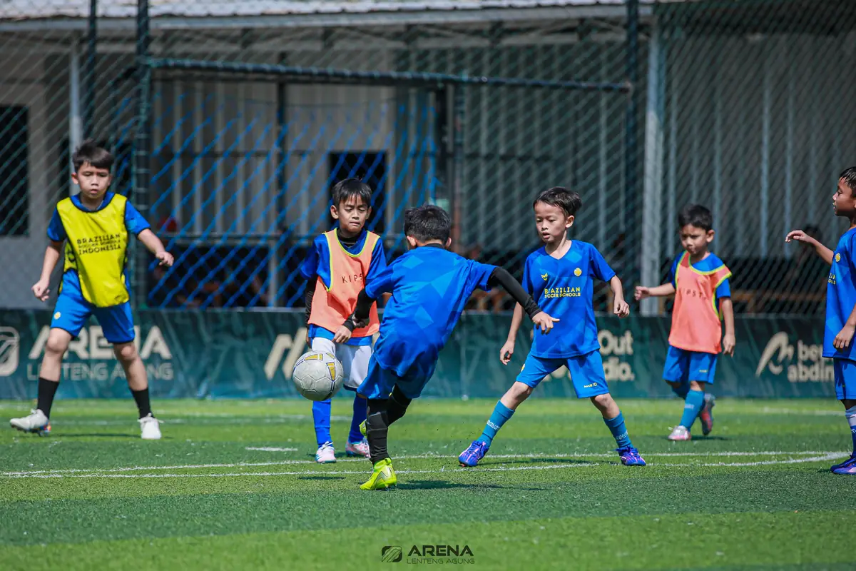 SSB Jakarta Selatan: anak-anak berebut bola saat latihan BSS Indonesia di Lenteng Agung
